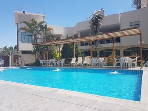 Outdoor pool, pool umbrellas, pool loungers - Belle Sand Hotel (Ica)