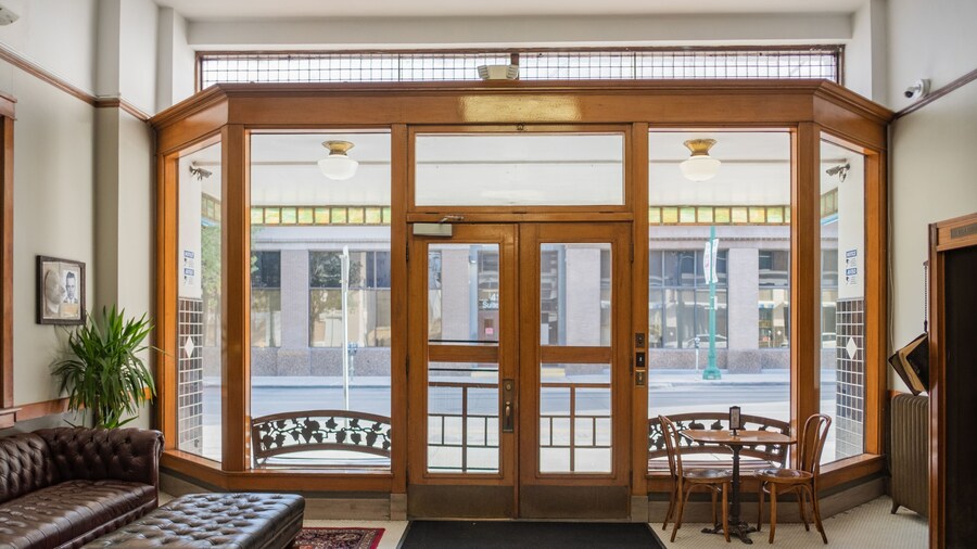 Gardner Hotel & Hostel