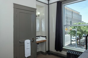 Kamer, 1 eenpersoonsbed, gemeenschappelijke badkamer (Hostel Room, Bathroom in Hallway) | Verduisterende gordijnen, een strijkplank/strijkijzer, gratis wifi