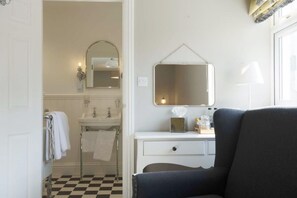 Ducha, artículos de higiene personal gratuitos y toallas