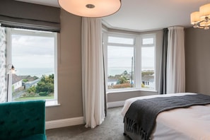 Escritorio, insonorización, tabla de planchar con plancha y wifi gratis