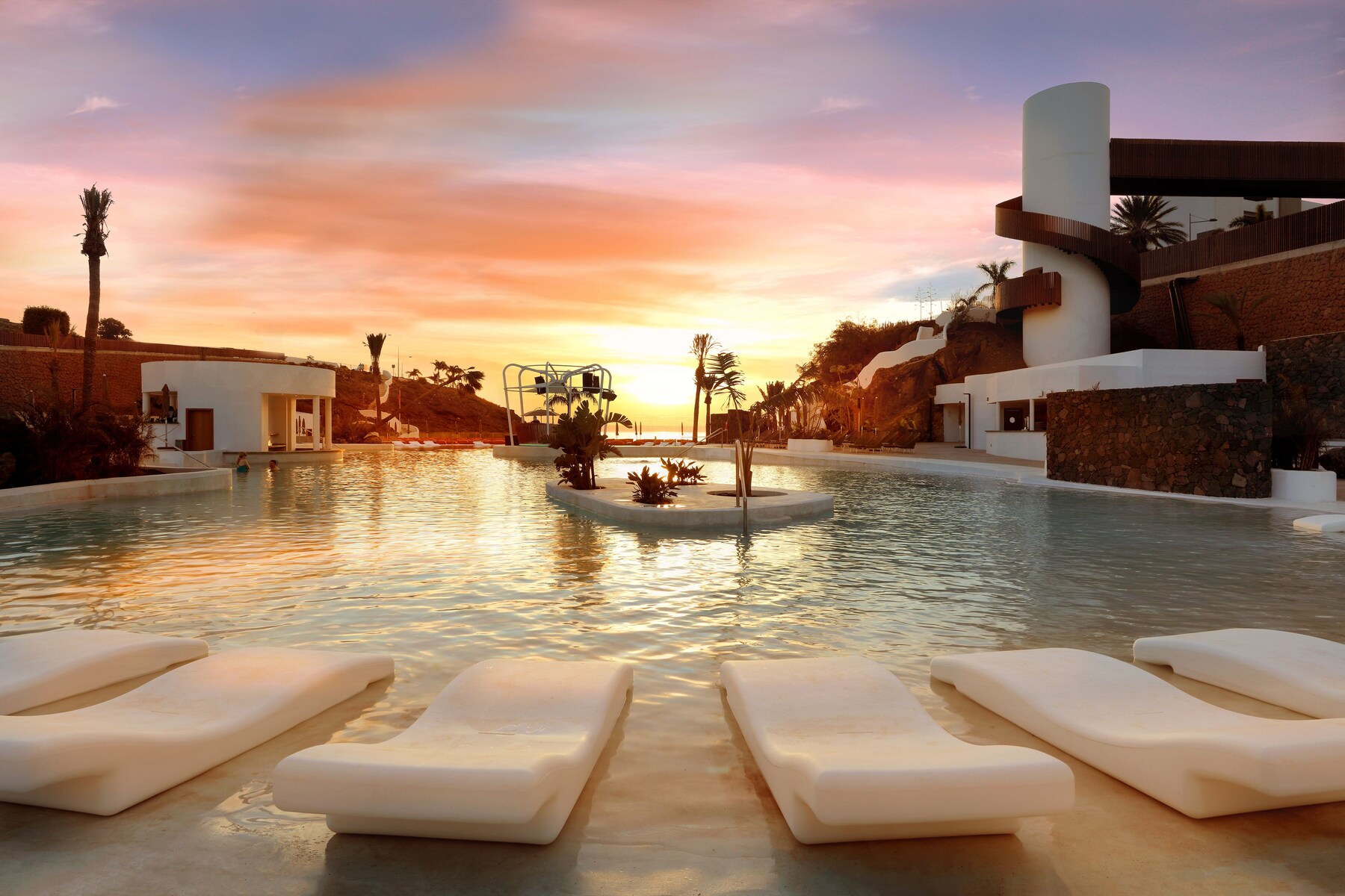 4 outdoor pools, pool umbrellas, pool loungers