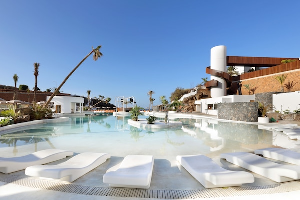 4 albercas al aire libre, sombrillas en la alberca y camastros