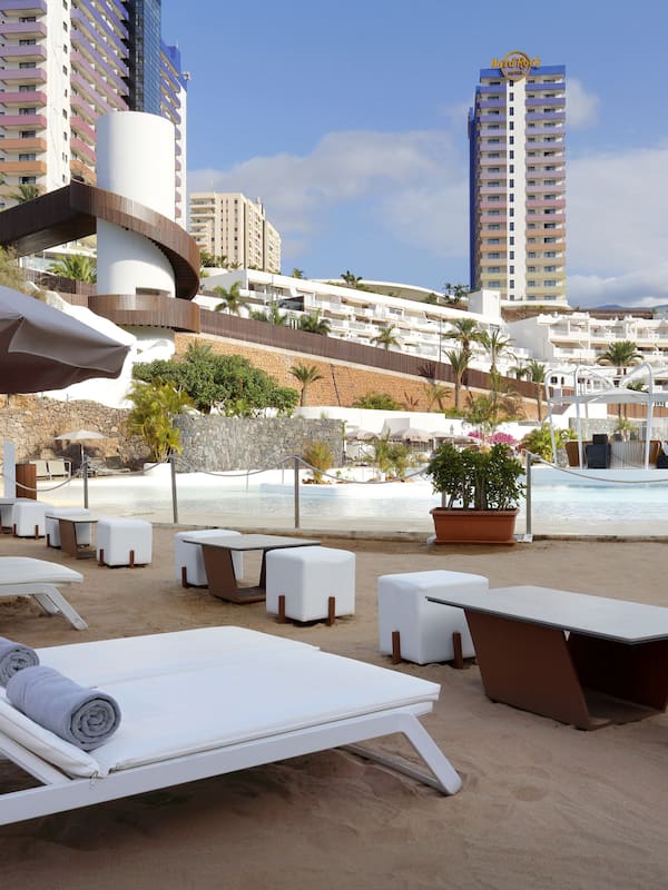 4 outdoor pools, pool umbrellas, sun loungers