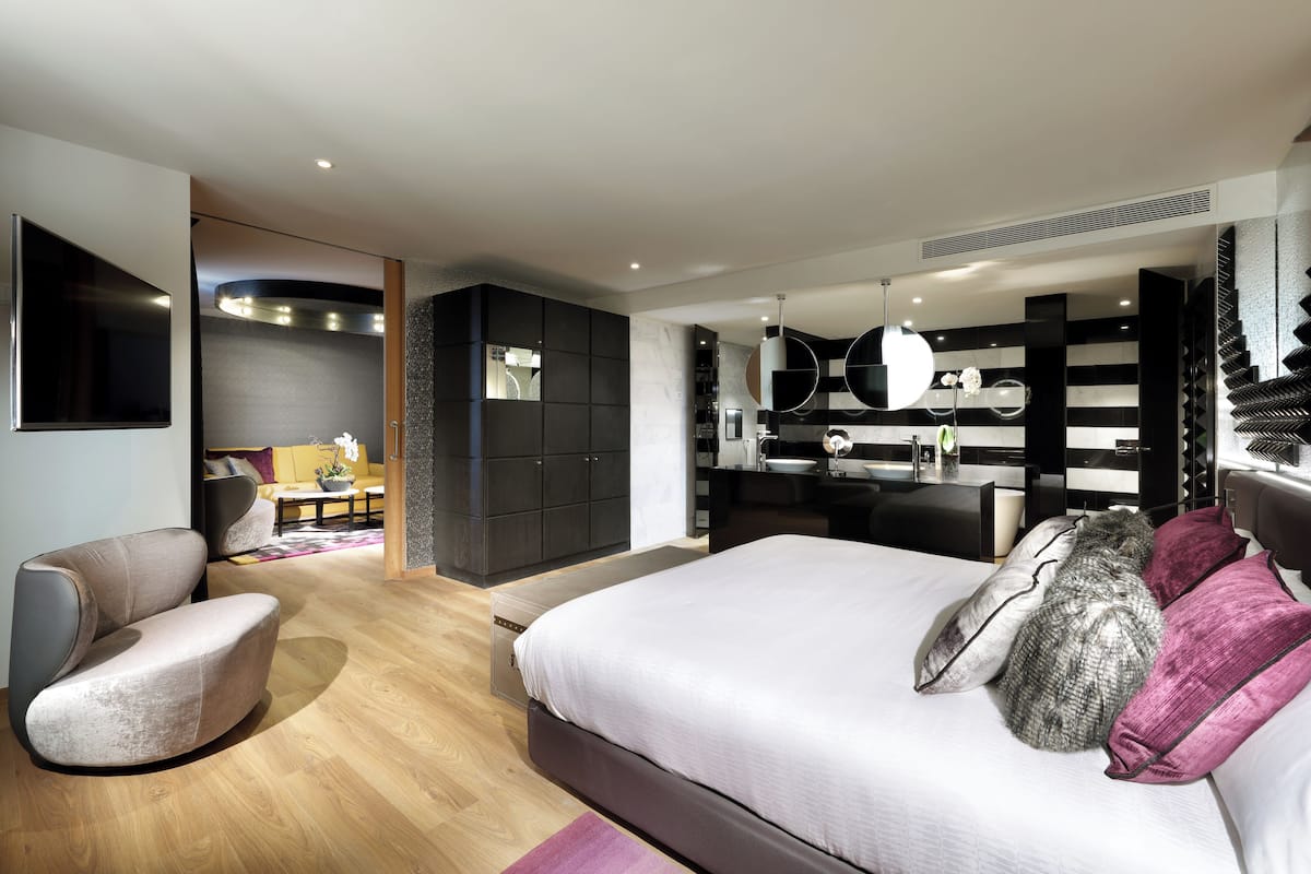 Svit (Rock Suite Diamond) | 1 sovrum, sängtillbehör av högsta kvalitet och minibar
