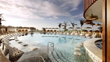 4 outdoor pools, pool umbrellas, pool loungers