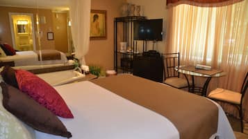 Deluxe Room, 1 Queen Bed, Jetted Tub