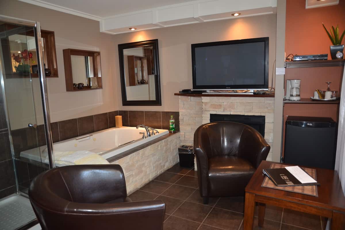 Suite, 1 letto king, idromassaggio | Bagno | Combinazione doccia/vasca, set di cortesia gratuito, asciugacapelli