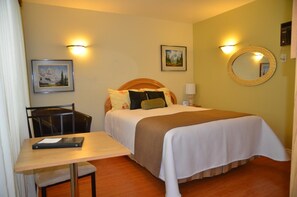 Desk, iron/ironing board, free WiFi, bed sheets - Motel Derfal (Repentigny)
