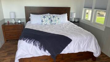 Motel King Bedroom | Desk, free WiFi, bed sheets