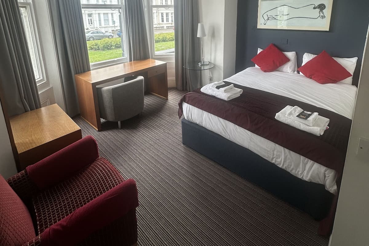 Economy-Doppelzimmer, mit Bad (Side Sea View)