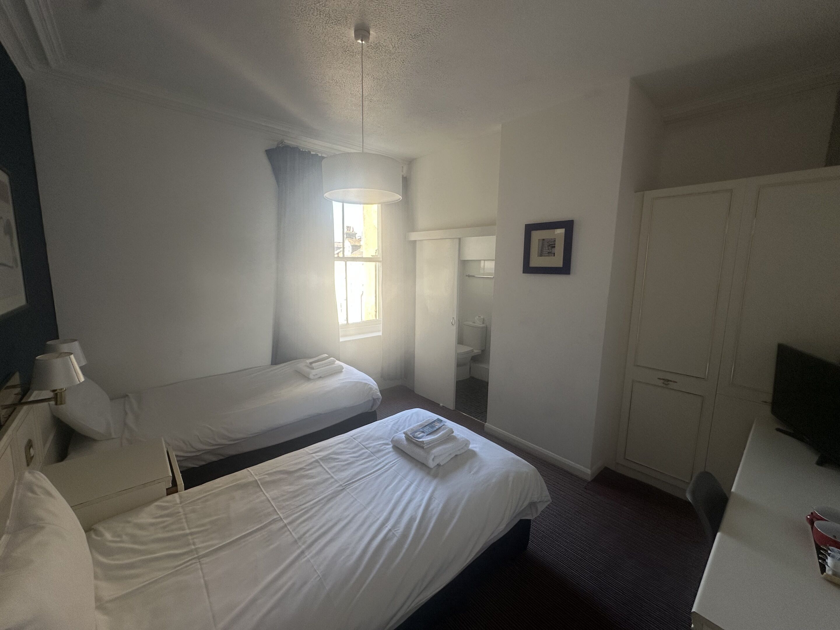 双床房 (Small, Rear View) | 办公桌、熨斗/熨板、免费 WiFi、床单