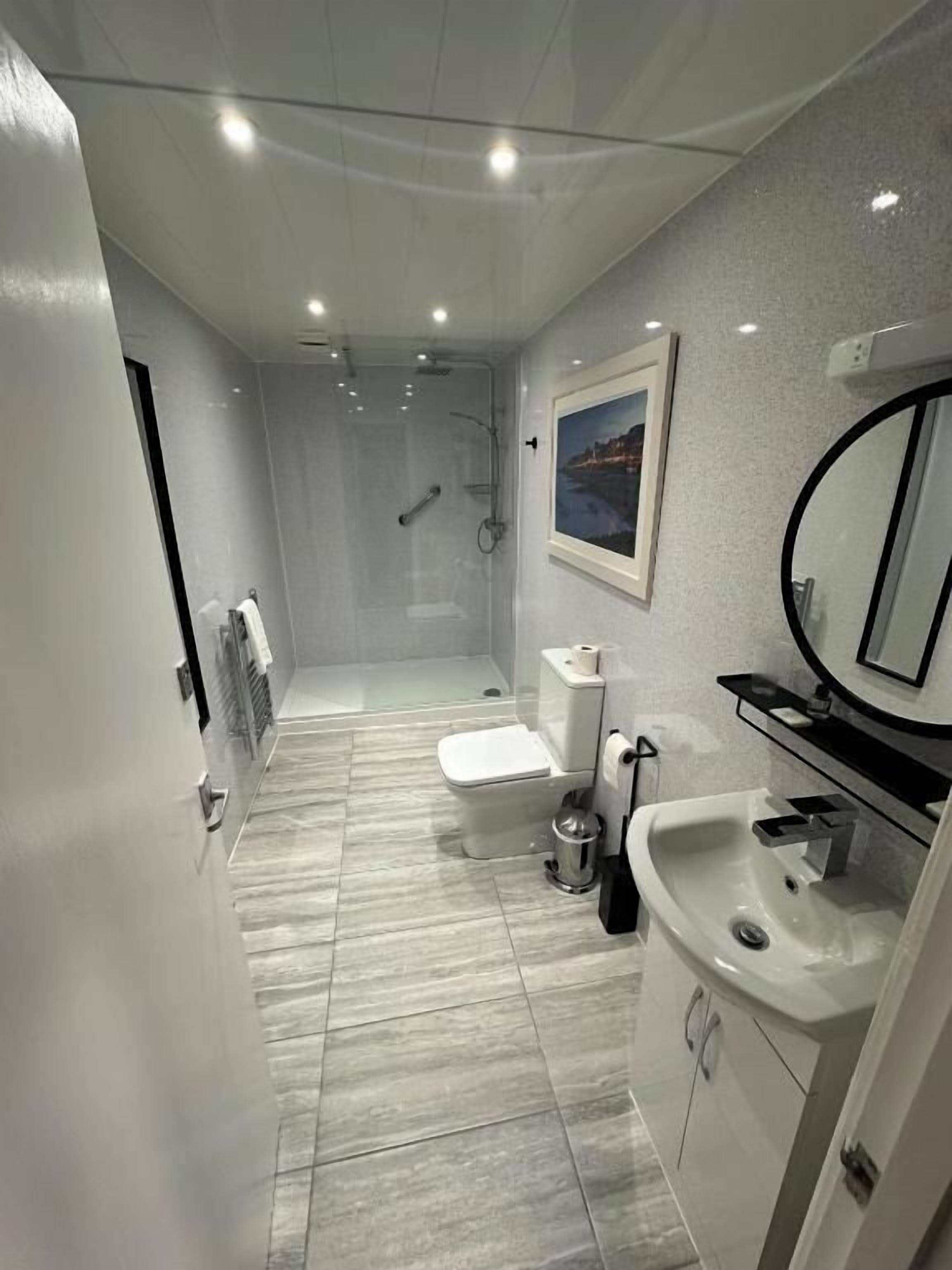 family room (side sea view) | bathroom | shower, free toiletries, hair dryer, towels