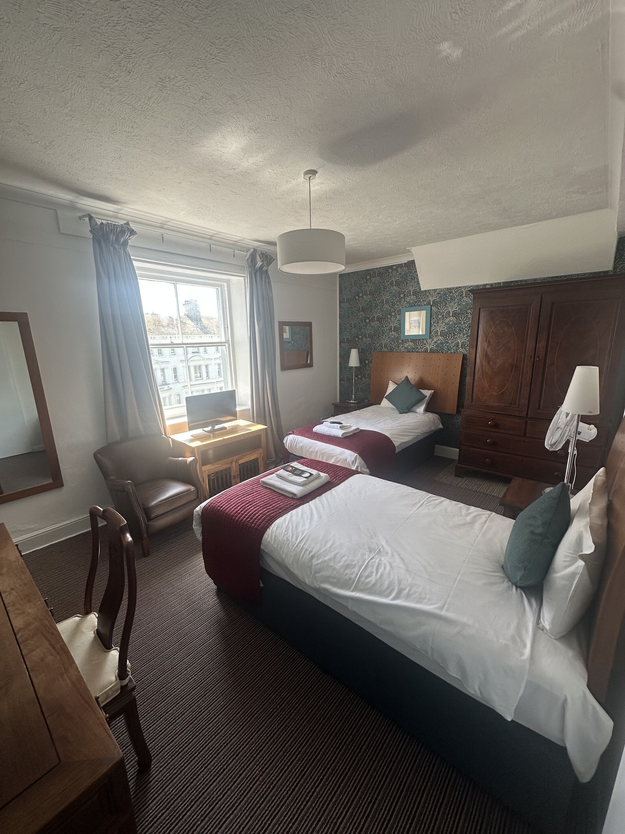 双床房 (Side Sea View) | 办公桌、熨斗/熨板、免费 WiFi、床单