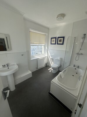 Panoramic Suite, Ensuite, Ocean View (Sea View) | Bathroom | Shower, free toiletries, hair dryer, towels - West Rocks Townhouse (Eastbourne)