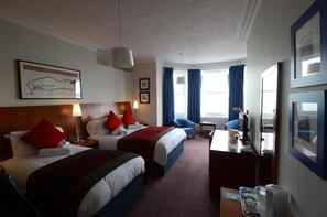 Chambre Familiale, vue mer | Bureau, fer et planche à repasser, Wi-Fi gratuit, draps fournis