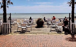 Tæt på stranden, sort sand