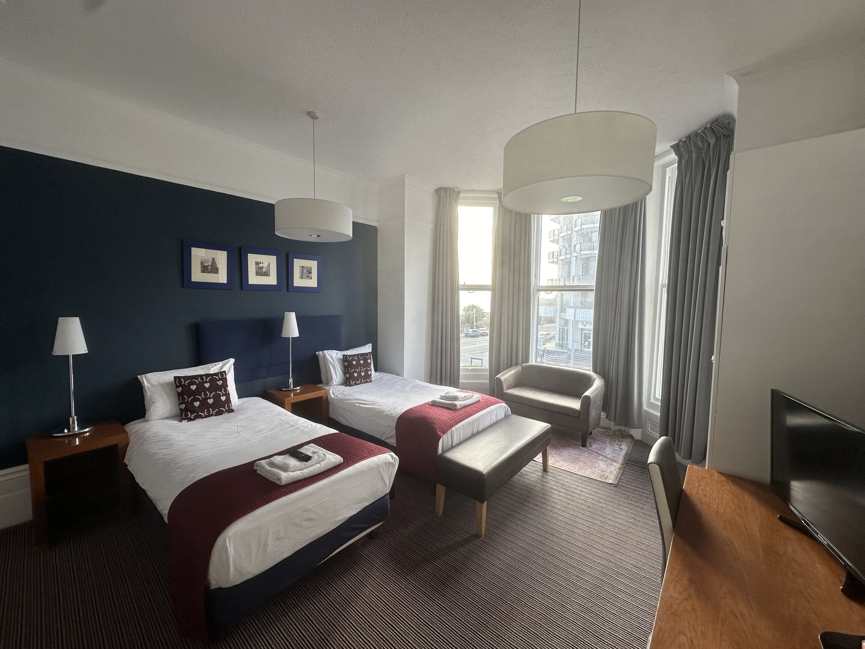 Twin kamer (Side Sea View) | Een bureau, een strijkplank/strijkijzer, gratis wifi, beddengoed