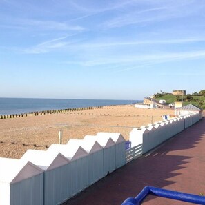 Plage à proximité, sable noir