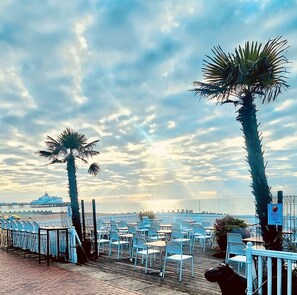 Beach nearby, black sand - West Rocks Townhouse (Eastbourne)
