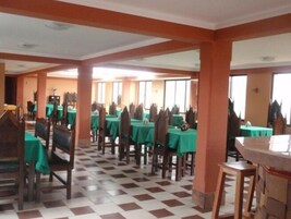 Se sirven desayunos, almuerzos y cenas; cocina regional