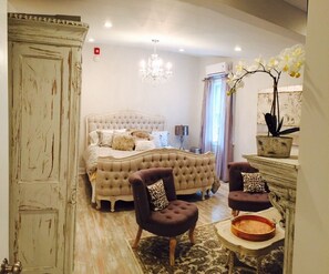 Luxury Cottage, 1 King Bed | Premium bedding, desk, iron/ironing board, free WiFi - The Harrison (Cape May)