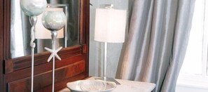 Chambre Luxe, 1 grand lit | Literie de qualité supérieure, bureau, fer et planche à repasser