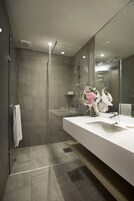 Secador de pelo, batas, pantuflas, bidet