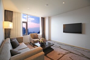 Sengetøy av topp kvalitet, dundyner og safe på rommet