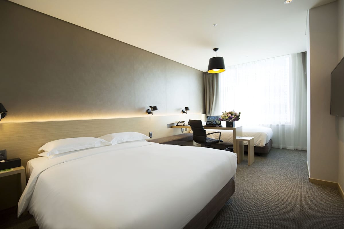 Deluxe Family Room | เครื่องนอนระดับพรีเมียม, ผ้านวมขนเป็ด, ตู้นิรภัยในห้องพัก, ผ้าม่านกันแสง