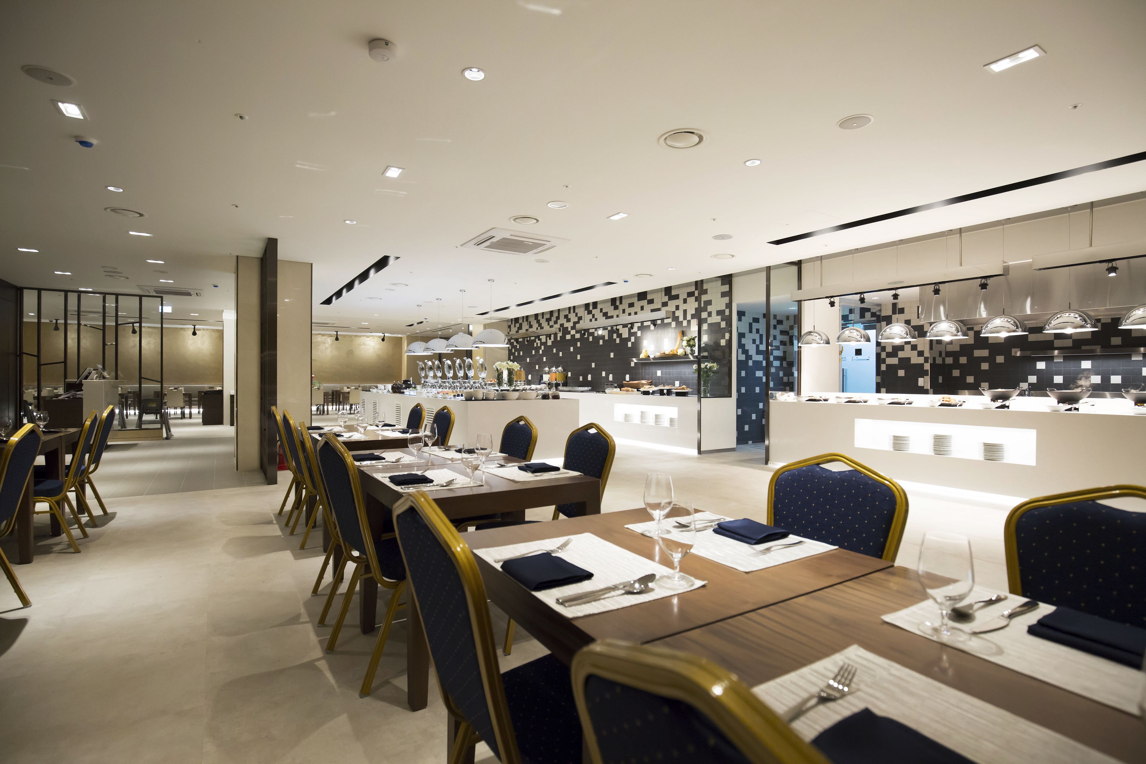 breakfast, lunch, dinner served; international cuisine