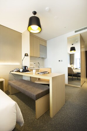 Deluxe kamer, 1 tweepersoonsbed, kitchenette | Luxe beddengoed, donsdekens, een kluis op de kamer