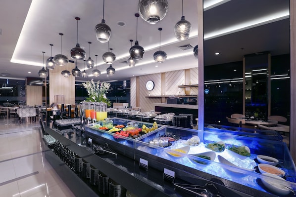 Sarapan prasmanan setiap hari (IDR 140000 per orang)