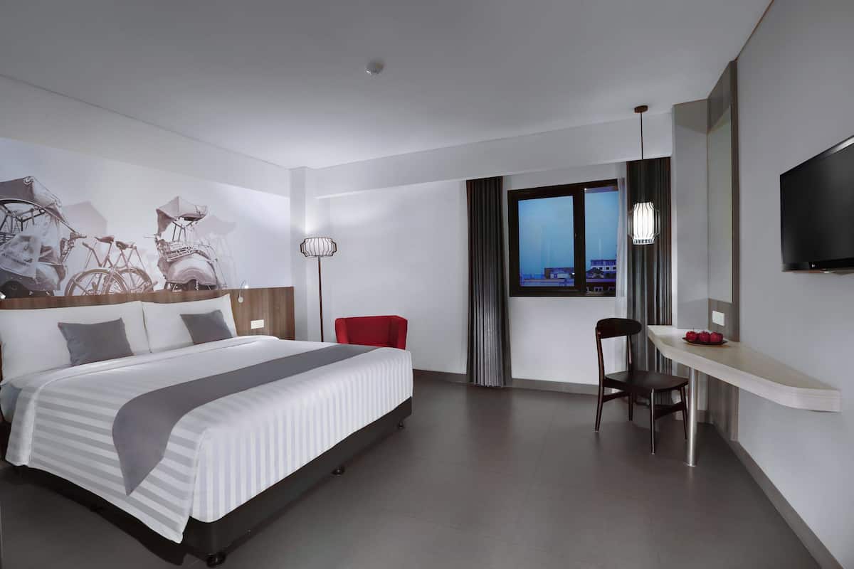 Junior Suite | Minibar, in-room safe, desk, soundproofing
