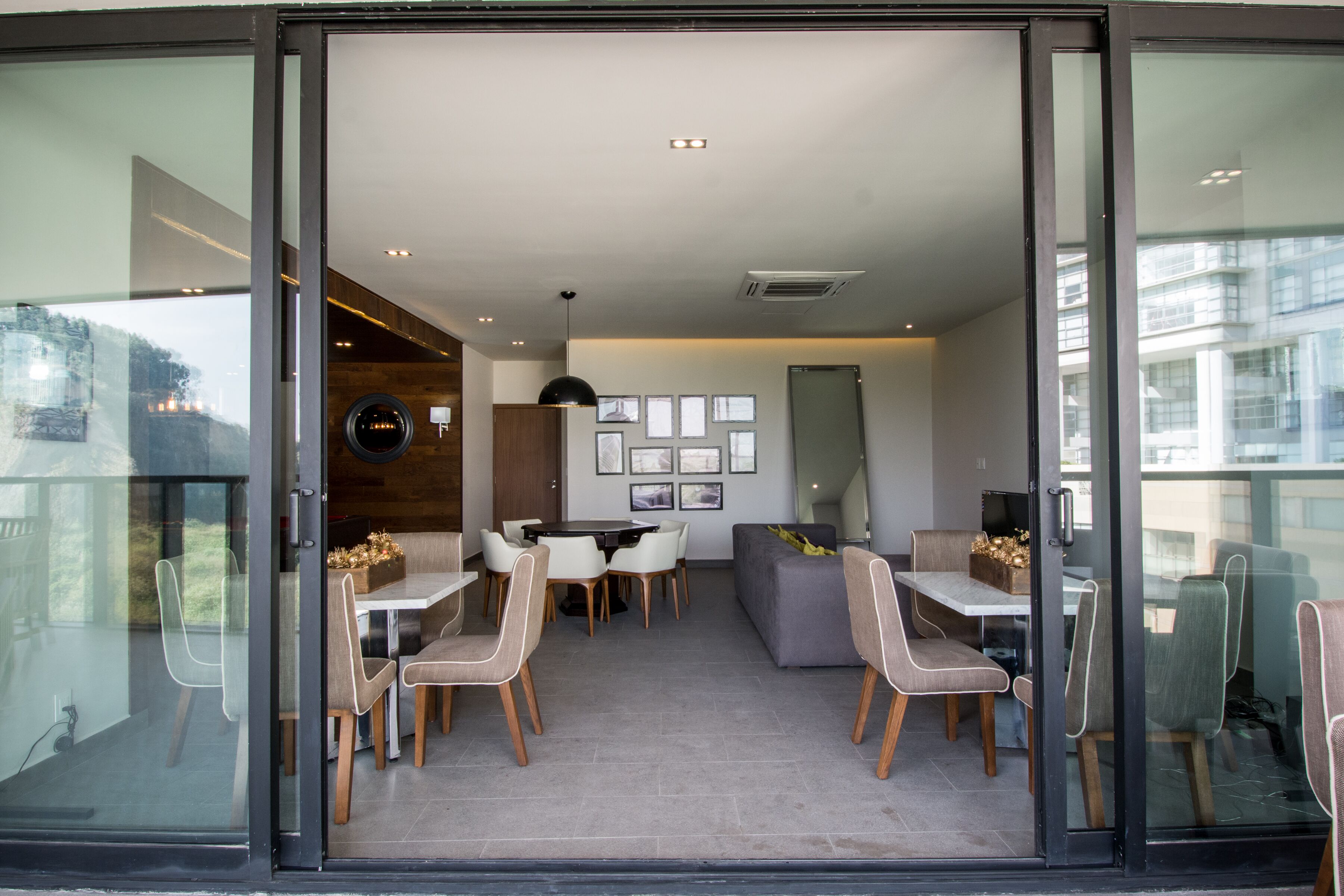Un interno moderno con zona pranzo, divani e un'ampia finestra.