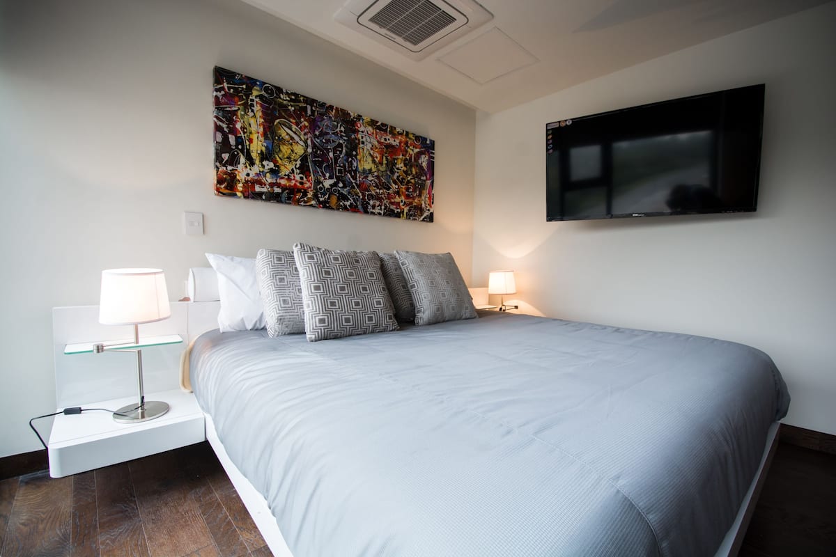 Master Suite | Een kluis op de kamer, een bureau, een strijkplank/strijkijzer