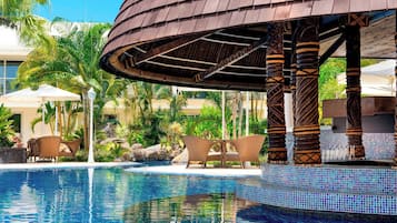 Hồ bơi ngoài trời, mở cửa từ 6:00 đến 19:00, ghế dài tắm nắng