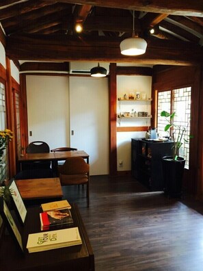 Lobby sitting area - The Place Seoul (Seoul)