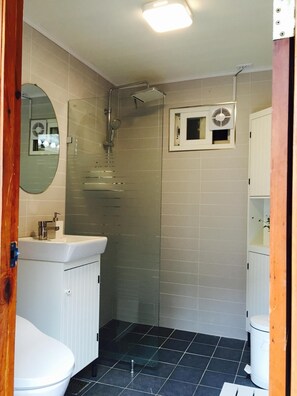 Douche, sĂšche-cheveux, chaussons, serviettes fournies