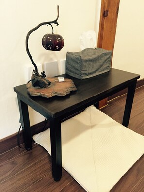 Chambre avec lits jumeaux, salle de bains privée | Bureau, Wi-Fi gratuit, draps fournis