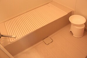 Habitación tradicional (Japanese Style) | Baño | Bañera y ducha independientes y bañera profunda