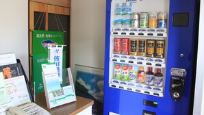 Una máquina expendedora con diversas bebidas y aperitivos.