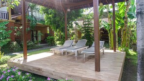 Piscine extérieure, chaises longues