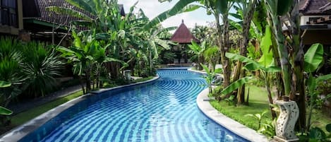 Kolam renang outdoor, dengan kursi berjemur