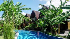 Outdoor pool, sun loungers - The Janan Villa (Denpasar)