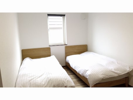 Twin Room | Desk, free WiFi