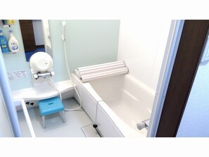 Chambre avec lits jumeaux | Salle de bain | Baignoire et douche séparées, sèche-cheveux, chaussons