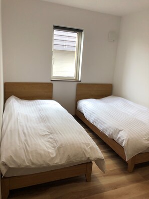 Chambre avec lits jumeaux | Bureau, espace de travail pour ordinateur portable, Wi-Fi gratuit