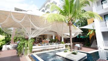 Ulkouima-allas, aurinkotuoleja