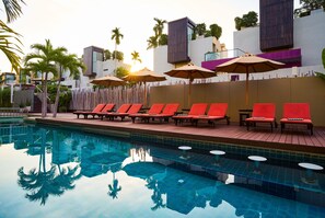 Utendørsbasseng og solsenger